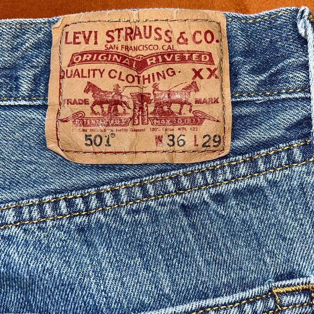 Levi’s 501 Jeans Light Wash Denim Size 36x29 Worn In Distressed 100% Cotton - Picture 3 of 5